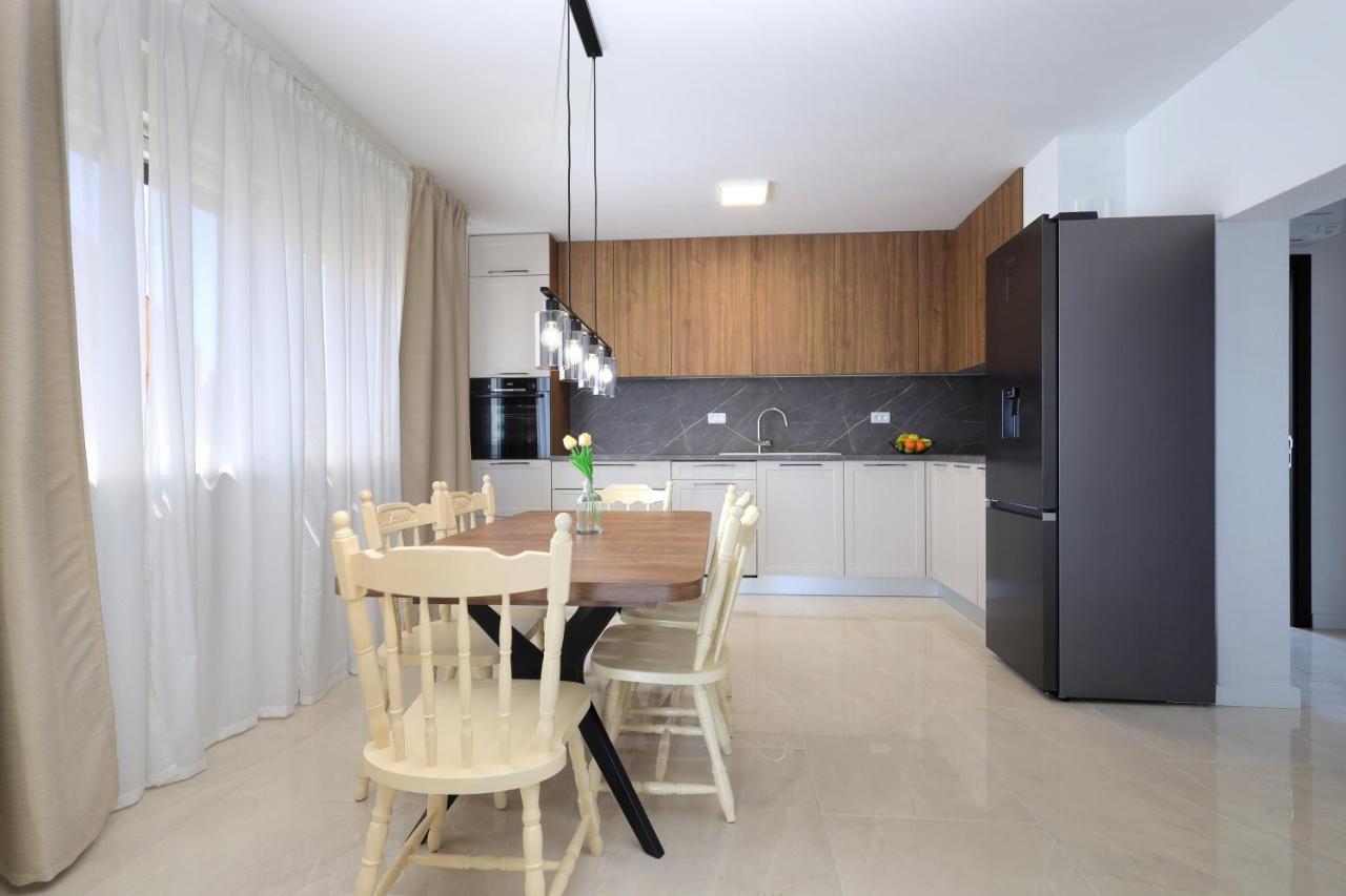 Bonaca Apartments With Terrace And Private Parking Kaštela Exterior foto